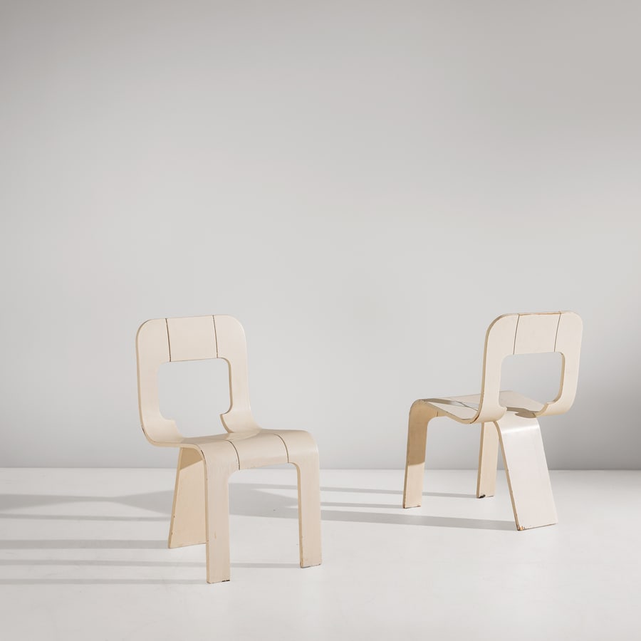 GIGI SABADIN (ATTRIB. A): Due sedie mod. Esse. Compensato curvato, legno di frassino tinto a poro aperto. Produzione Stilwood, 1973 ca. cm 78x43x46 TWO CHAIRS ATTRIBUTED TO G. SABADIN Discrete condizioni generali. Righe,