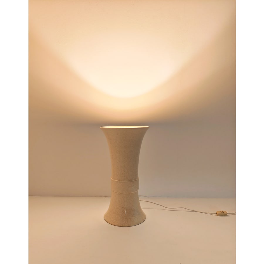TOMMASO BARBI: Lampada da tavolo. Ceramica smaltata e decorata. Italia, anni '70. cm 48x25x25 A TABLE LAMP BY TOMMASO BALBI Buone condizioni generali. Piccole righe, leggeri graffi, normali segni di usura. Cromatura