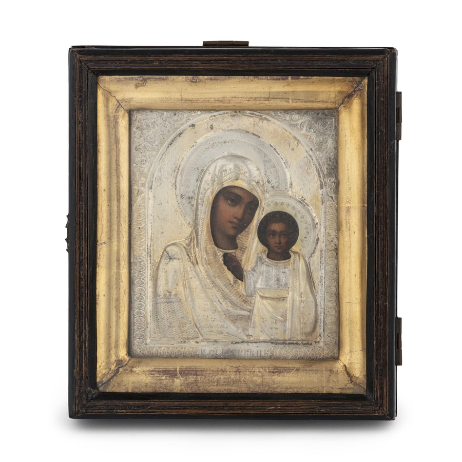ICONA RUSSA RAFFIGURANTE LA VERGINE DI KAZAN CON RIZA: IN ARGENTO E CUSTODIA LIGNEA, MOSCA, 1896-1908 Tempera su tavola; restauri e mancanze cm 13,5x11,5 (custodia cm 19x17) A RUSSIAN ICON OF THE VIRGIN OF KAZAN WITH SILVER OKLAD IN WOOD CASE, MOSCOW, 189