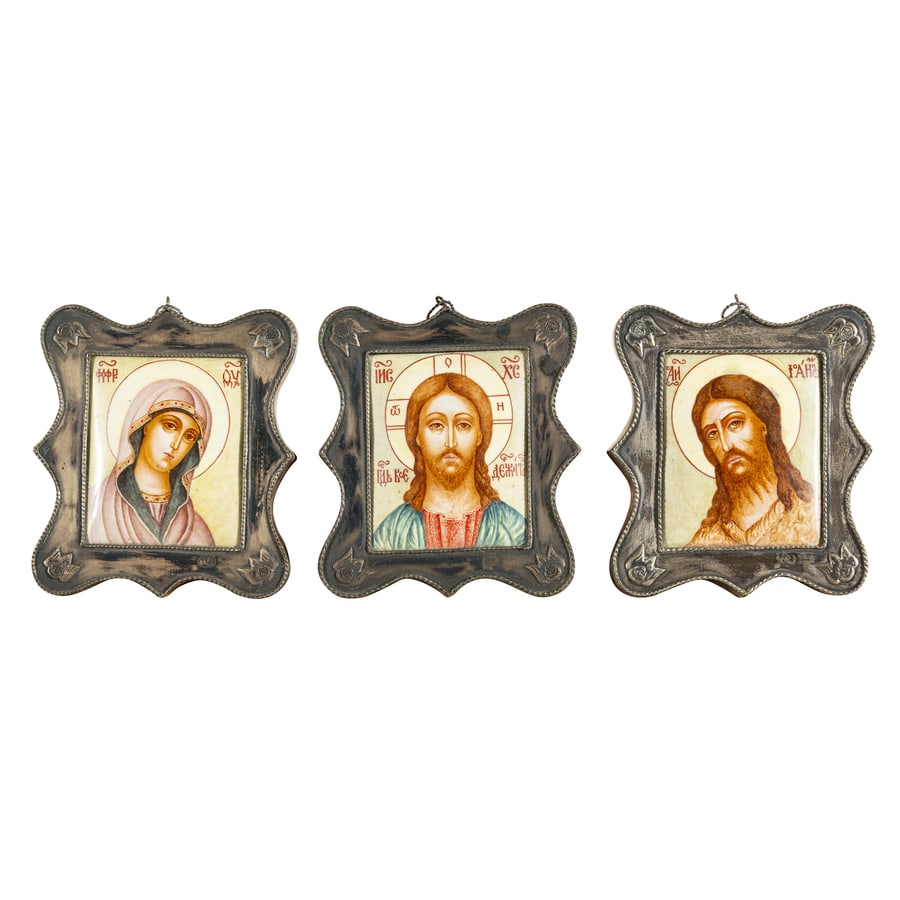 TRE FINIFT RUSSI RAFFIGURANTI LA DEESIS CON CORNICI IN: ARGENTO, XIX-XX SECOLO Smalto su ceramica; restauri e mancanze cm 8,5x7,5 THREE RUSSIAN FINIFT OF THE DEESIS WITH SILVER FRAMES, 19TH-20TH CENTURY; RESTORATIONS AND LOSSES (3)