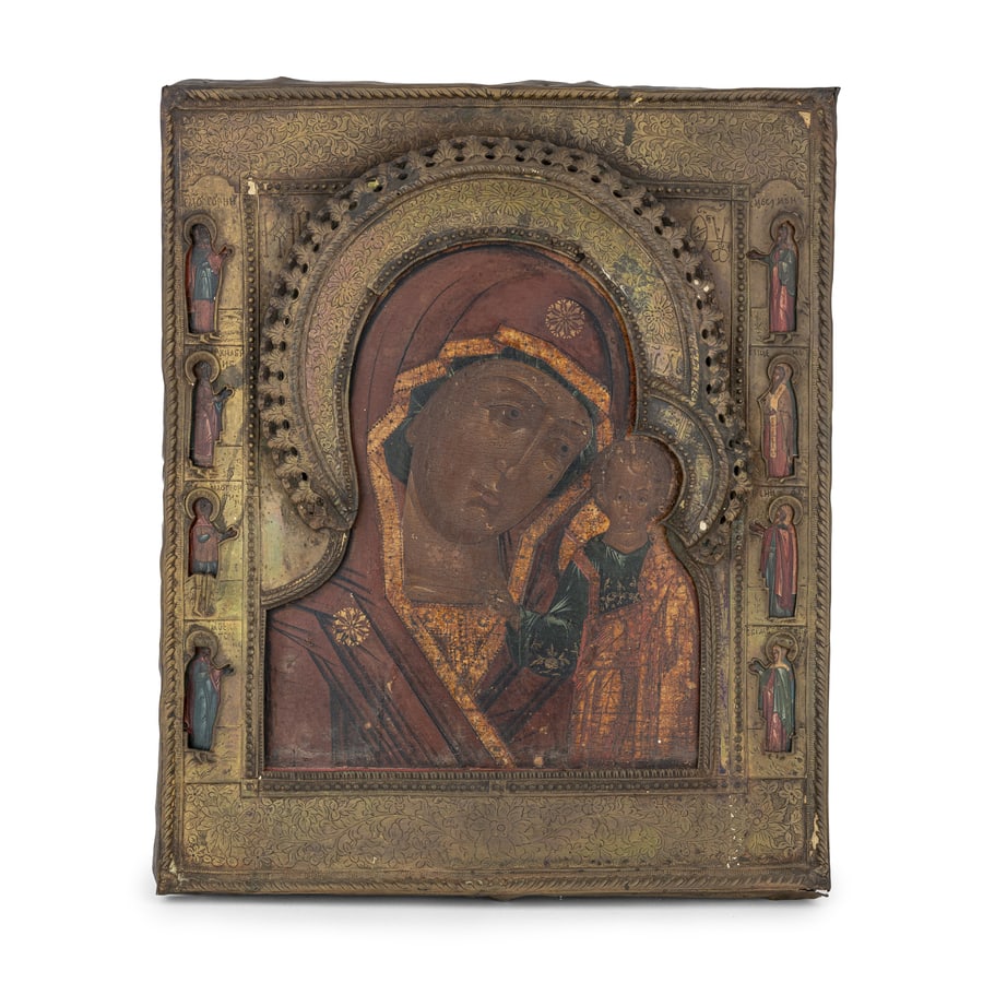 ICONA RUSSA RAFFIGURANTE LA VERGINE DI KAZAN CON RIZA: IN METALLO, XIX SECOLO Tempera su tavola; restauri e mancanze cm 34x28,5 A RUSSIAN ICON OF THE VIRGIN OF KAZAN WITH METAL OKLAD, 19TH CENTURY; RESTORATIONS AND LOSSES