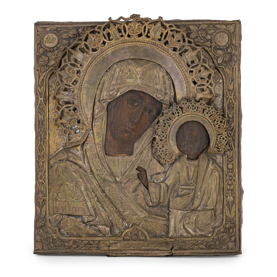 ICONA RUSSA RAFFIGURANTE LA VERGINE DI KAZAN CON RIZA: IN METALLO, XIX SECOLO Tempera su tavola; restauri e mancanze cm 41x36 A RUSSIAN ICON OF THE VIRGIN OF KAZAN WITH METAL OKLAD, 19TH CENTURY; RESTORATIONS AND LOSSES