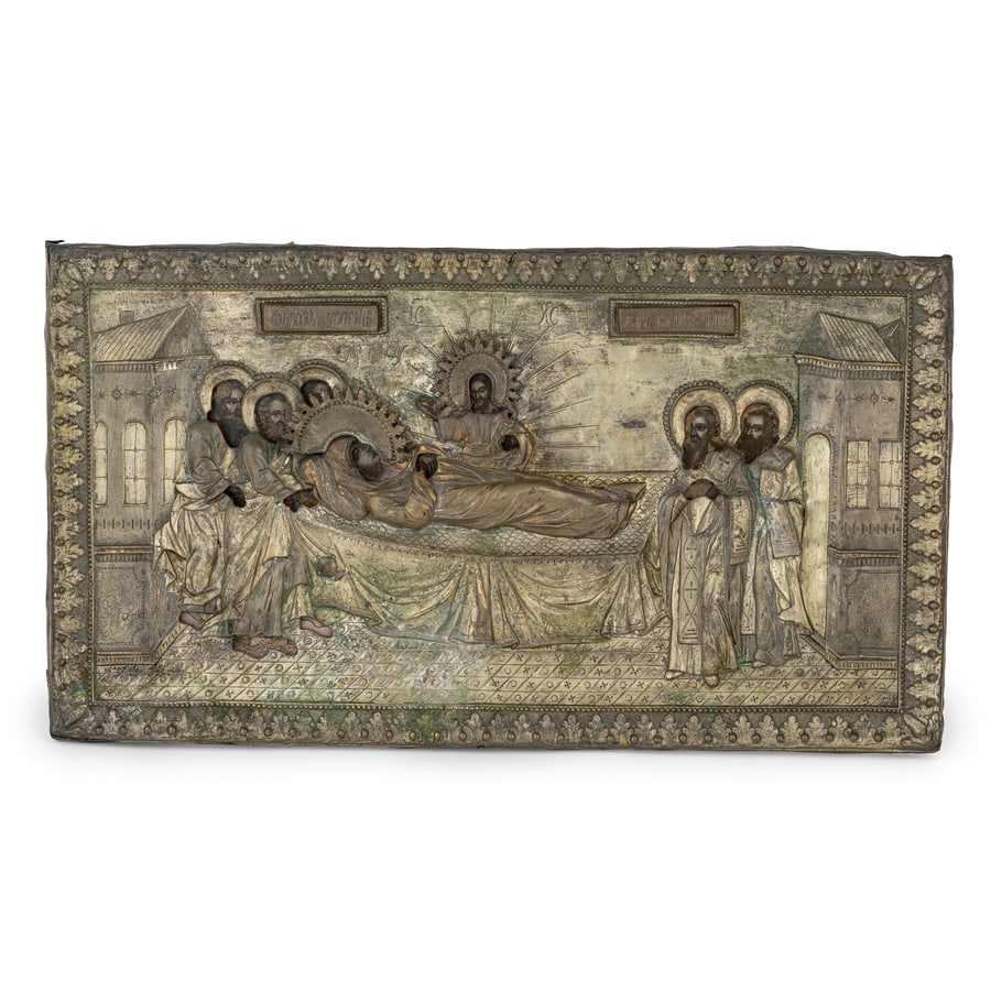 ICONA RUSSA RAFFIGURANTE LA DORMIZIONE CON RIZA IN: METALLO, XIX SECOLO Tempera su tavola; molti restauri e mancanze cm 37x66 A RUSSIAN ICON OF THE DORMITION WITH METAL OKLAD, 19TH CENTURY; RESTORATIONS AND LOSSES