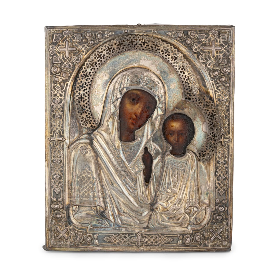 ICONA RUSSA RAFFIGURANTE LA VERGINE DI KAZAN CON RIZA: IN ARGENTO, SAN PIETROBURGO, 1876, ORAFO E. SILOROV Tempera su tavola; restauri e mancanze cm 27x22 A RUSSIAN ICON OF THE VIRGIN OF KAZAN WITH SILVER. OKLAD, ST. PETERSBURG, 1876, MARKS OF E. SILOROV;