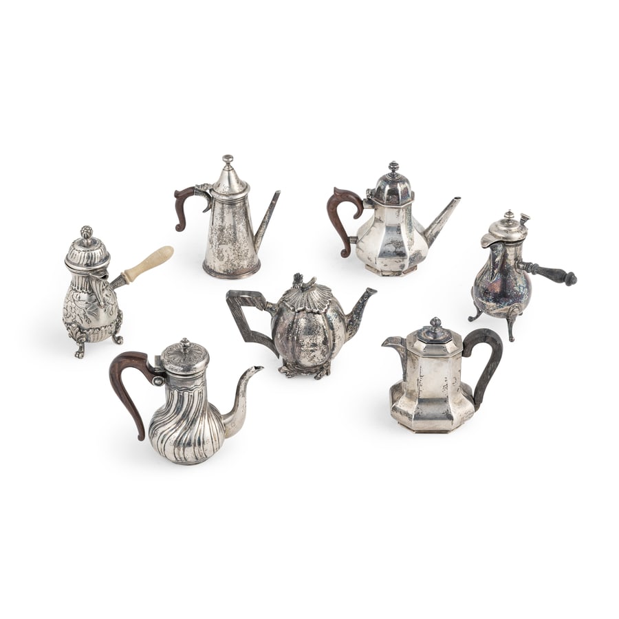 SETTE EGOISTE IN ARGENTO, LEGNO E OSSO, MILANO, XX: SECOLO, ORAFO VAVASSORI di cui sei caffettiere (una è di un altro autore) ed una teiera; difetti Alt. massima cm 9; peso totale gr 448 SEVEN ITALIAN SILVER EGOISTE, MILAN, 20TH CENTURY, MARKS OF 