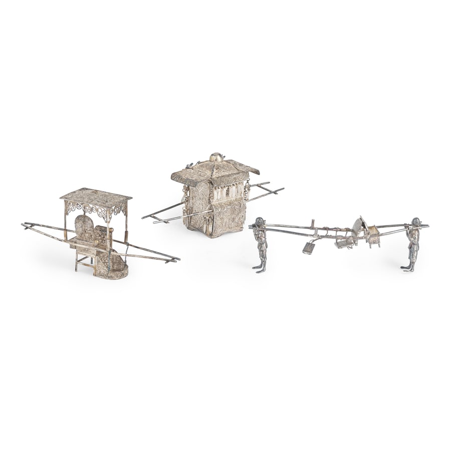 DUE PORTANTINE IN ARGENTO, CANTON E HONG KONG,: 1875-1930, ORAFO WING FAT unite AD UN'ALTRA, XIX-XX SECOLO; difetti Alt. cm 9, lung. cm 11; peso totale gr 73 TWO CHINESE SILVER SEDAN CHAIRS, CANTON AND HONG KONG, 1875-1930, ORAFO WING FAT, TOGETHER