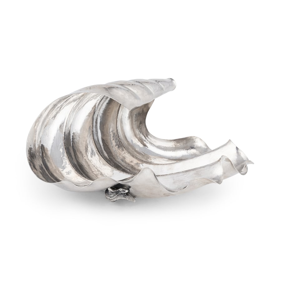 CESTO IN ARGENTO, ITALIA, XX SECOLO, ORAFO BUCCELLATI: a tre piedini a mollusco, corpo ad onde; difetti Alt. cm 12, lung. cm 25, larg. cm 26,5; peso gr 680 AN ITALIAN SILVER BASKET, 20TH CENTURY, MARKS OF BUCCELLATI; DEFECTS