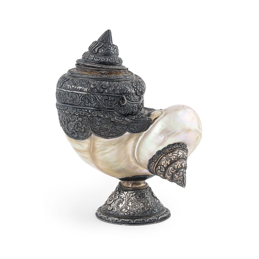 NAUTILUS CON MONTATURA IN ARGENTO, XX SECOLO: a base tronco conica, superficie con decori naturalistici; difetti Alt. cm 25, larg. cm 16 A SILVER MOUNTED NAUTILUS, 20TH CENTURY; DEFECTS