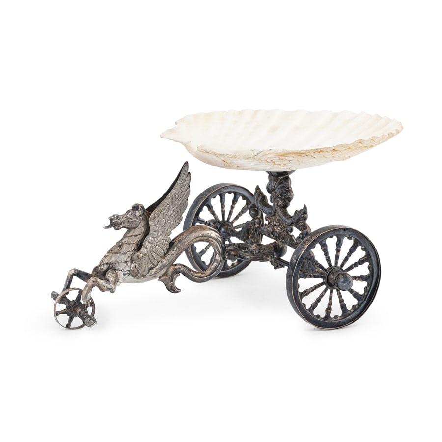 ALZATA IN ARGENTO E CONCHIGLIA, XX SECOLO: a forma di carro trainato da cavallo alato; difetti Alt. cm 12, lung. cm 22; peso gr 158 A SILVER AND SHELL CENTREPIECE, 20TH CENTURY; DEFECTS