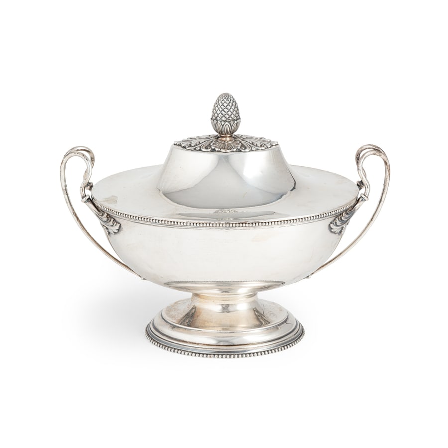 ZUPPIERA IN ARGENTO, MILANO, XX SECOLO, ORAFO MIRACOLI: a base ovale, corpo a superficie liscia-, coperchio con presa a pigna; difetti Alt. cm 30, larg. cm 38; eso gr 2487 AN ITALIAN SILVER SOUP TUREEN, MILAN, 20TH CENTUIRY, MARKS OF MIRACOLI; DEFECTS
