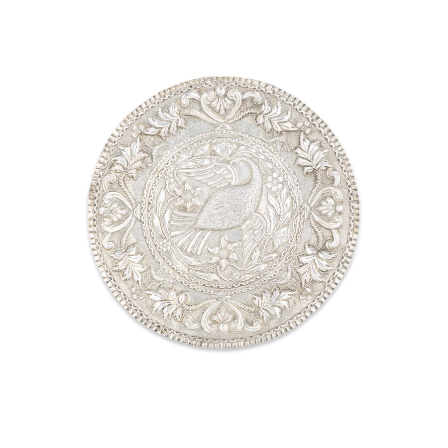 PIATTO IN ARGENTO, ARTE ORIENTALE, XX SECOLO: di forma circolare, superficie con pavone e motivi naturalistici; difetti Alt. cm 2, diam. cm 29,5; peso gr 390 AN ORIENTAL SILVER DISH, 20TH CENTURY; DEFECTS