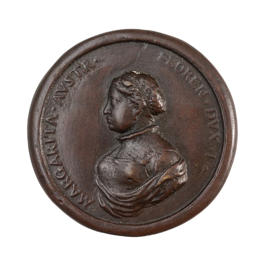 MEDAGLIE ITALIANE. MARGHERITA D'AUSTRIA (1522-1586): Opus Antonio Selvi. Fusione in bronzo 220 gr. 84 mm. D: Busto a sinistra con cappelli raccolti. Intorno MARGARITA. AVSTR. FLOREN. DVX. I R: Scritta su sei righe AMPLISS. / DONIS. ET. EQVESTRI. / ORDIN