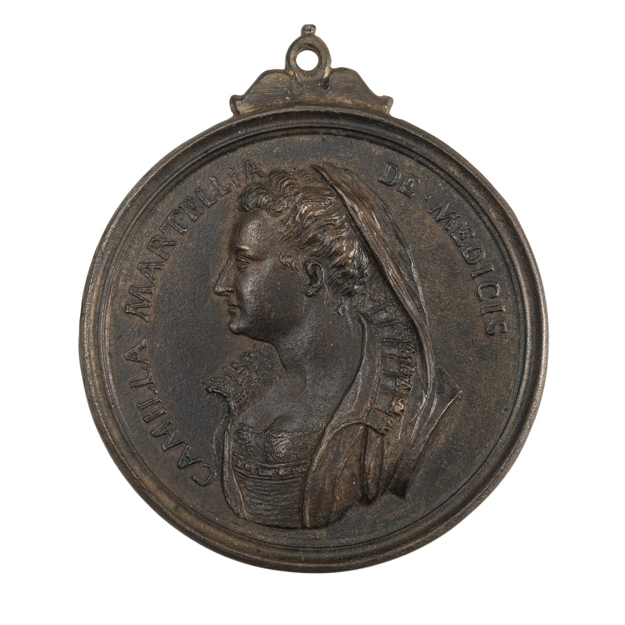 MEDAGLIE ITALIANE. CAMILLA MARTELLI (1545-1590): Opus Antonio Selvi. Serie Medicea. Fusione in bronzo. 204 gr. 86 mm. D: Busto a sinistra con velo appuntato sulla nuca e grande goletta di trina. Intorno CAMILLA. MARTELLA. DE. MEDICIS R: Una fontana.