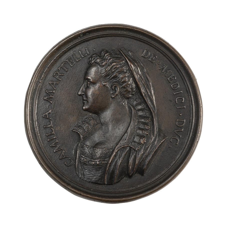 MEDAGLIE ITALIANE. CAMILLA MARTELLI (1545-1590): Opus Antonio Selvi. Fusione in bronzo. 120 gr. 88 mm. D: Busto a sinistra con velo appuntato sulla nuca e grande goletta di trina. Intorno CAMILLA. MARTELLI. DE. MEDICI. DVC. R: Liscio. Esemplare unif
