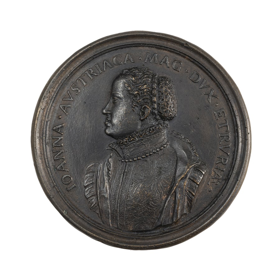MEDAGLIE ITALIANE. GIOVANNA D'AUSTRIA (1547-1578): Opus Antonio Selvi. Serie Medicea. Fusione in bronzo. 175 gr. 86 mm. D: Busto a sinistra con i capelli raccolti sulla nuca in una rete e veste ricamata con alto colletto. Intorno IOANNA. AVSTRIACA.MAG