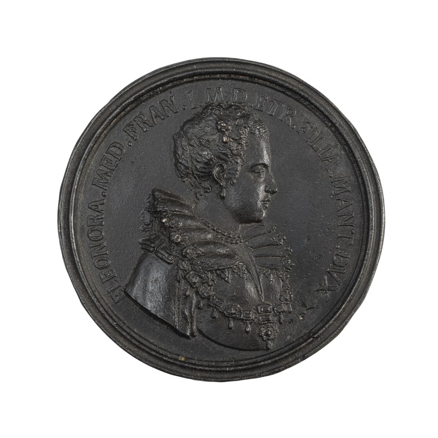 MEDAGLIE ITALIANE. ELEONORA DE' MEDICI (1567-1611): Duchessa di Mantova. Opus Antonio Selvi. Serie Medicea. Fusione in bronzo. 152 gr. 85 mm. D: Busto a destra ornato di gioielli. Intorno ELEONORA. MED. FRAN. I. M. D. ETR. FILIA. MANT. DVX. (punto fina