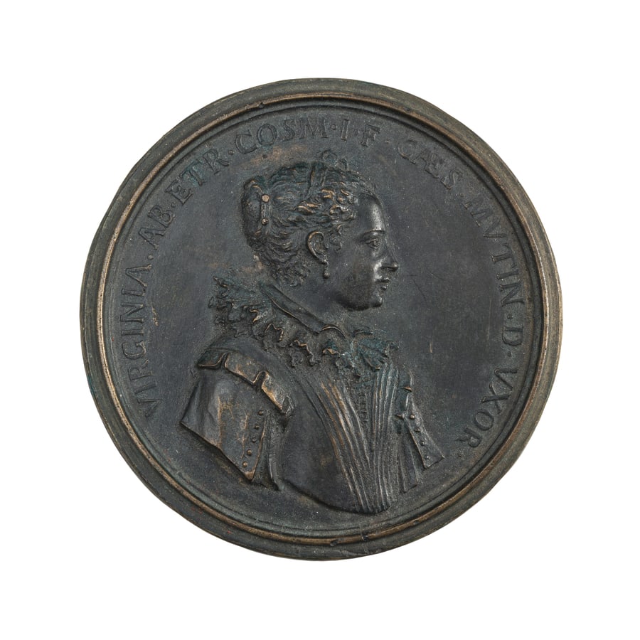 MEDAGLIE ITALIANE. VIRGINIA DE' MEDICI (1568-1615): Opus Antonio Selvi. Serie Medicea. Fusione in bronzo 150 gr. 86 mm. D: Busto a destra con capelli raccolti e veste pieghettata. Intorno VIRGINIA. AB. ETR. COSM. I. F. CAES. MVTIN. D. VXOR. R: Un'aquil