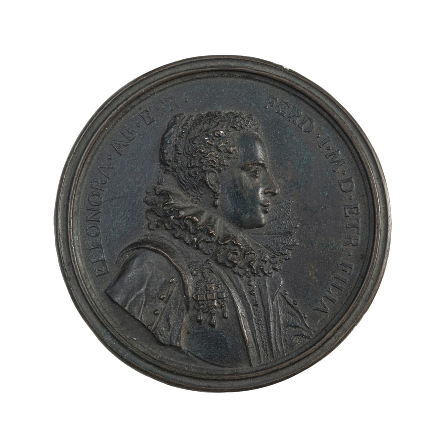 MEDAGLIE ITALIANE. ELEONORA DE' MEDICI (1591-1617): Opus Antonio Selvi. Serie Medicea. Fusione in bronzo 179 gr. 86,5 mm. D: Busto a destra con cappelli raccolti sulla nuca e grande gioiello sulla spalla destra. Intorno ELEONORA. AB. ETR. FERD. I. M. D
