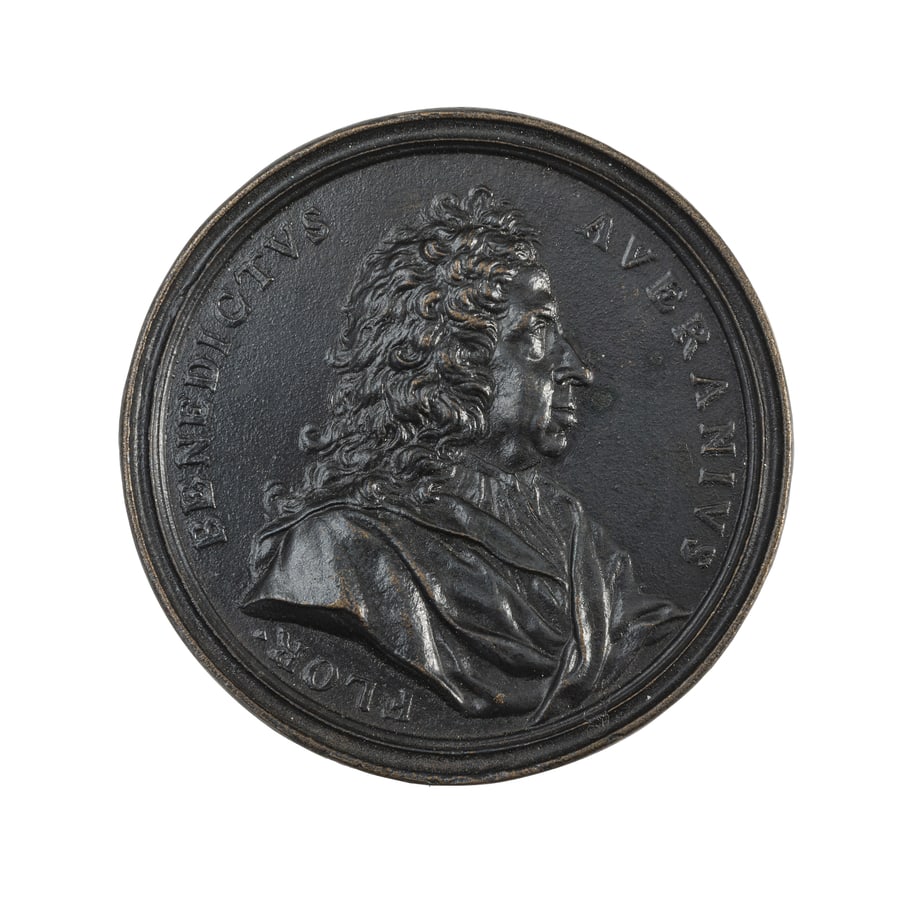 MEDAGLIE ITALIANE. BENEDETTO AVERANI (1645-1707): Opus Massimiliano Soldani-Benzi. Fusione in bronzo. 156 gr. 86 mm. D: Busto a destra con lunghi capelli riccioluti e mantello drappeggiato. Intorno BENEDICTVS AVERANIVS FLOR. R: Minerva stante con scu