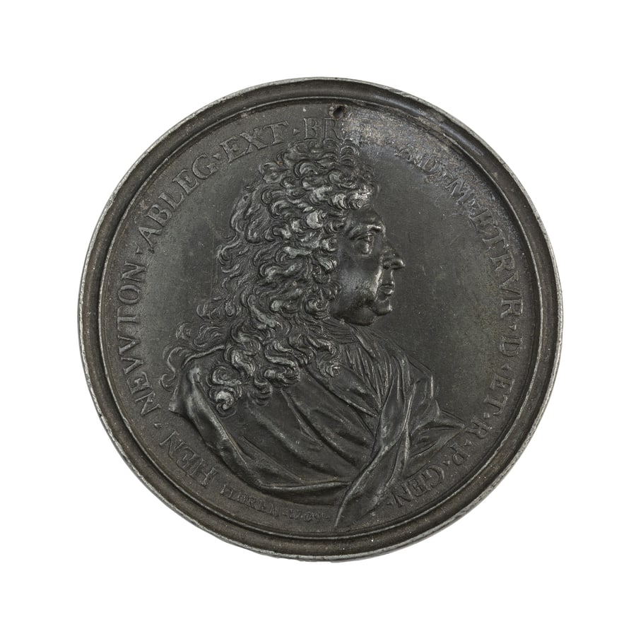 MEDAGLIE ITALIANE. HENRY NEWTON (1651-1715): Opus Massimiliano Soldani-Benzi. Fusione in piombo (?) 138 gr. 87 mm. D: Busto a destra con lunghi capelli riccioluti e mantello drappeggiato. Intorno HEN. NEVVTON. ABLEG. EXT. BRIT. AD. M. ETRVR. D. 