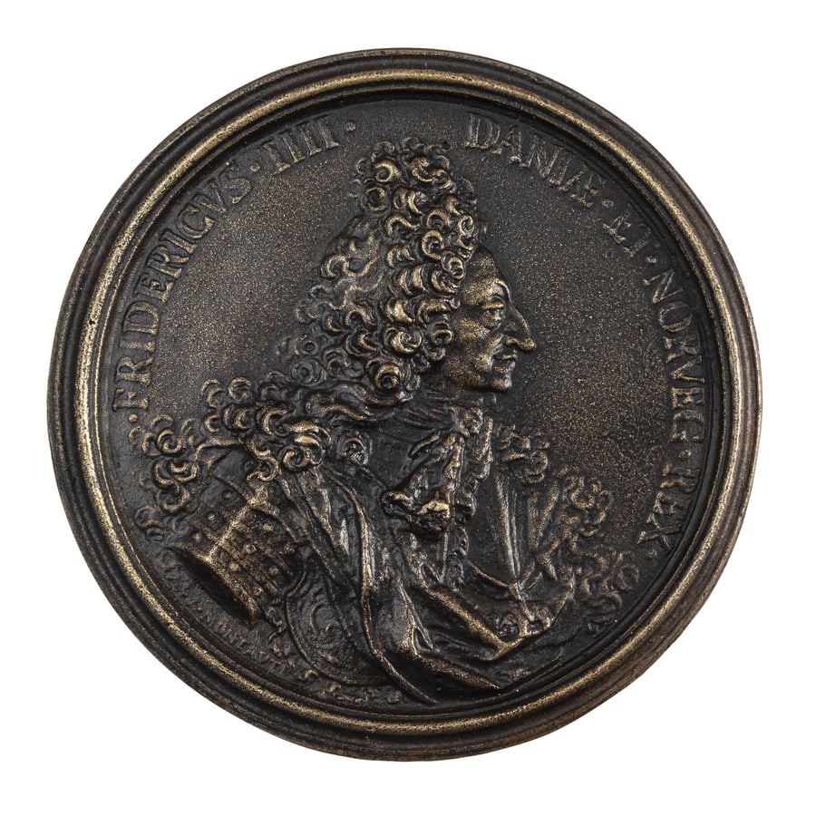 MEDAGLIE ITALIANE. FEDERICO IV (1671-1730) RE DI: DANIMARCA (1699-1730) Opus Antonio Montauti. Fusione in bronzo 234 gr. 99 mm. D: Busto corazzato a destra con lunga parrucca riccioluta, mantello drappeggiato e collare con l'Ordine dell'Elefante. Int