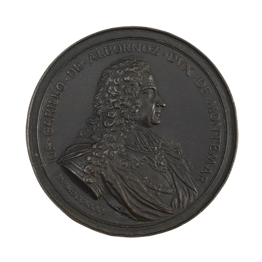 MEDAGLIE ITALIANE. GIUSEPPE CARRILLO DE ALBORNOZ: (1671-1747) DUCA DI MONTEMAR Opus Massimiliano Soldani-Benzi. Fusione in bronzo 219 gr. 91 mm. D: Busto corazzato a destra con lunga parrucca riccioluta, mantello drappeggiato sulle spalle e sul petto