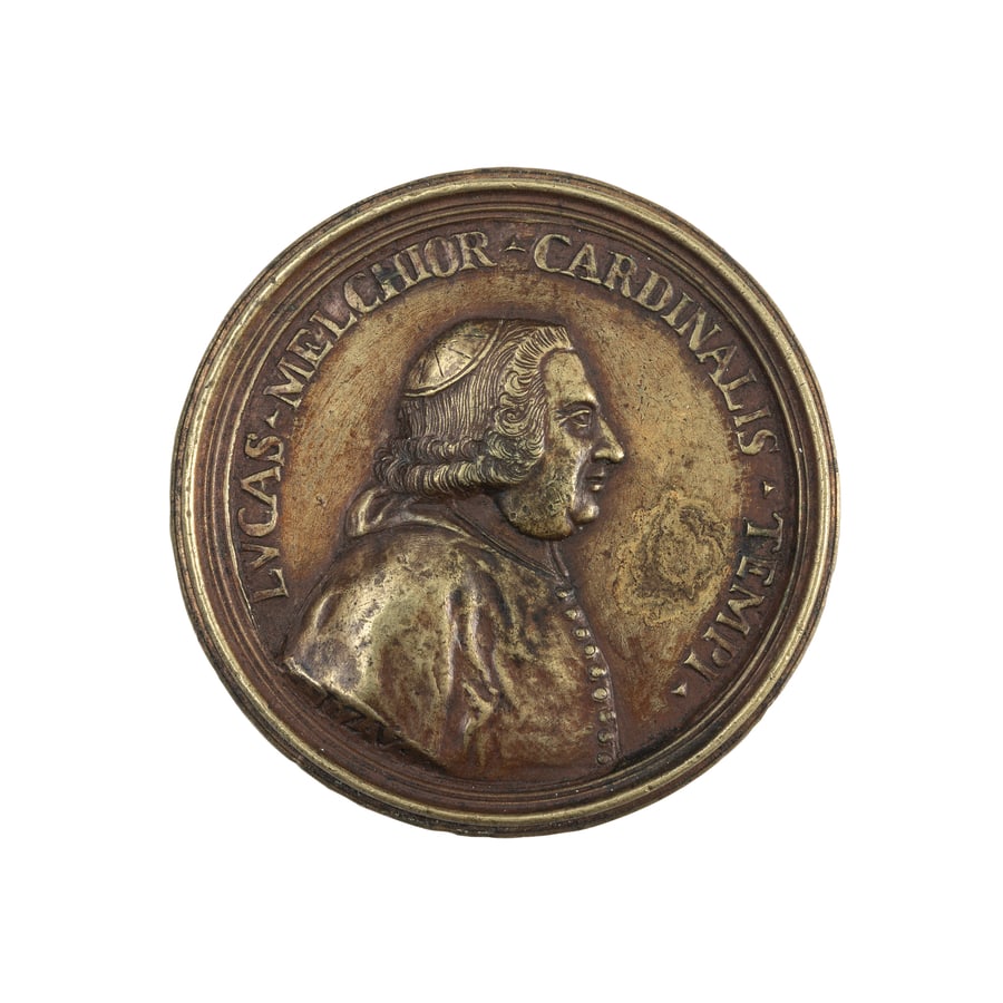 MEDAGLIE ITALIANE. LUCA MELCHIORRE TEMPI (1689-1762): Opus Giovanni Zanobio Weber. Fusione in bronzo 108 gr. 76,5 mm. D: Busto a destra con zucchetto e mantellina. Intorno LVCAS. MELCHIOR. CARDINALIS. TEMPI. Nella troncatura del braccio: I. Z. V. R: La C