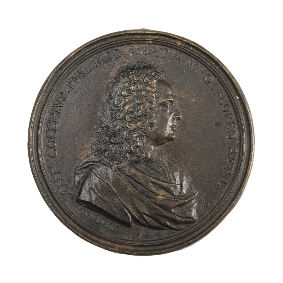 MEDAGLIE ITALIANE. ANTONIO COCCHI (1695-1758): Opus Antonio Selvi. Fusione in bronzo. 178 gr. 88 mm. D: Busto a destra con parrucca e mantello drappeggiato. Intorno ANT. COCCHIVS. PHIL. MED. ANAT. ANTIQ. FLOREN. AET. L. Sotto la troncatura del bra