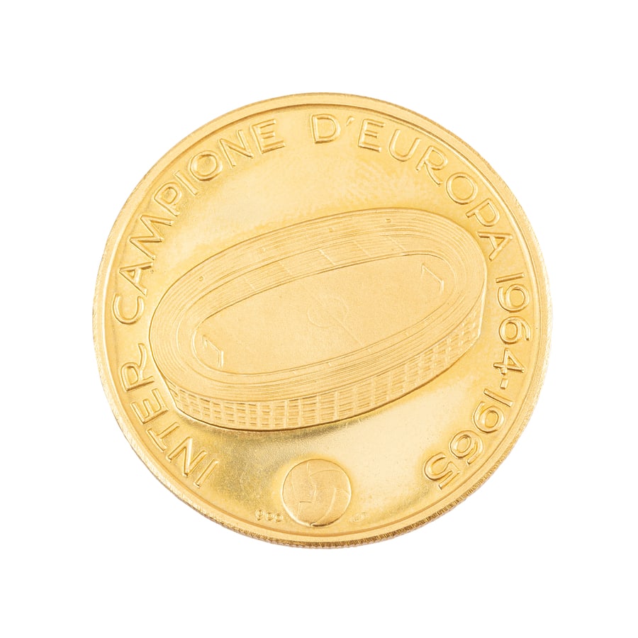 MEDAGLIE ITALIANE. MEDAGLIA COMMEMORATIVA INTER: CAMPIONE D'EUROPA 1964-1965 Au. 21k. 19,90 gr. 35 mm. D: Lo stadio di San Siro stilizzato. Intorno INTER CAMPIONE D'EUROPA 1964-1965. R: Stemma dell'Inter. Intorno F. C. INTERNAZIONALE.