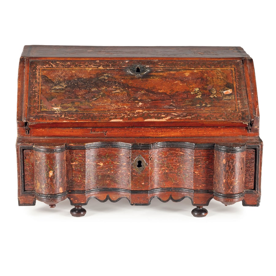 PICCOLO MOBILE DA APPOGGIO IN LEGNO LACCATO, XVIII: SECOLO decoro alla chinoise in pastiglia rilevata raffigurante figure in paesaggi minimi, l'interno lumeggiato in oro con cassetti, vani a giorno e cassetto più grande frontale; difetti, rotture 