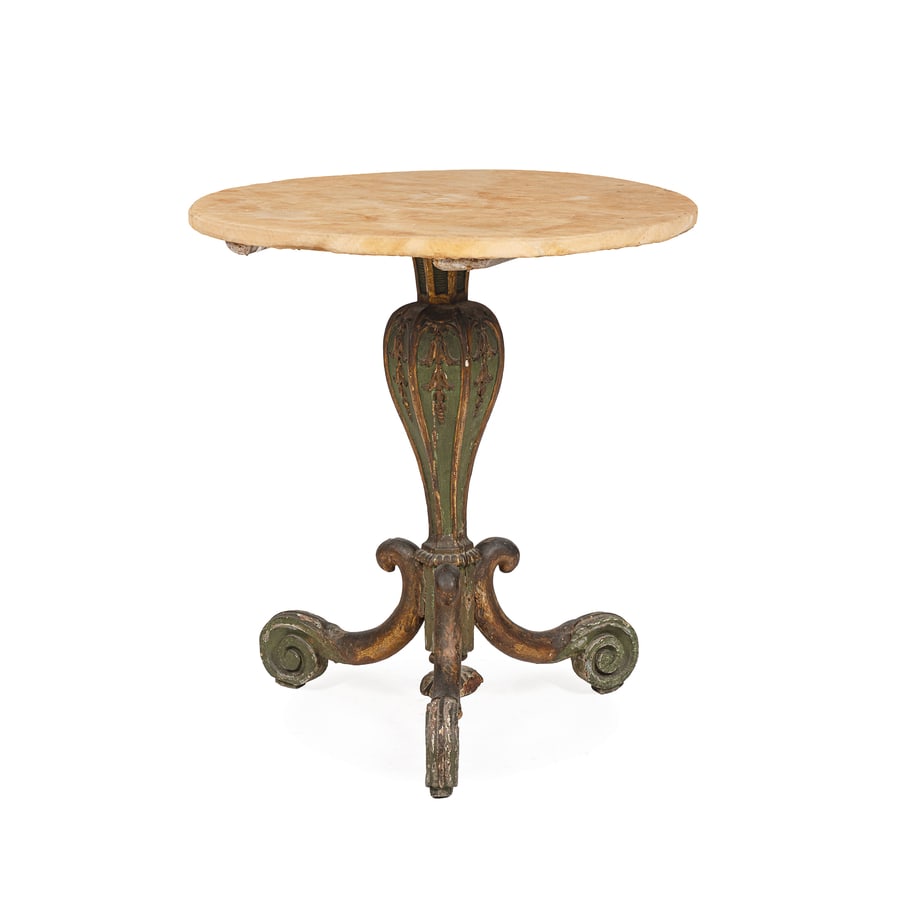 GUERIDON IN LEGNO DIPINTO E DORATO, VENEZIA, XIX SECOLO: supporto con intagli a campanelle rilevate, tre piedi con terminali a ricciolo, piano circolare in legno rivestito in tessuto non pertinente; difetti, cadute e mancanze nella decorazione pittorica, po
