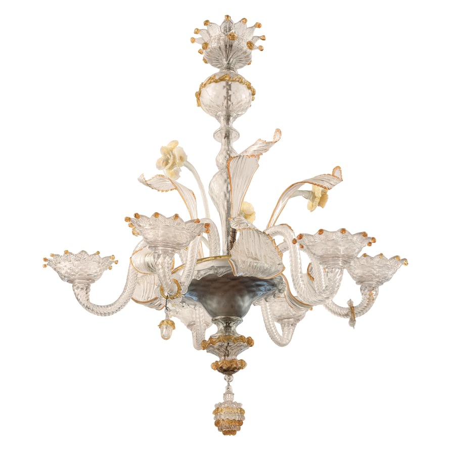LAMPADARIO IN VETRO POLICROMO DI MURANO, XX SECOLO: in stile settecentesco a sei luci ornato da elementi parzialmente policromi, fiori e foglie applicate; difetti, minori sbeccature mancanze, poche parti di fregio con rotture, elettrificato non funzion