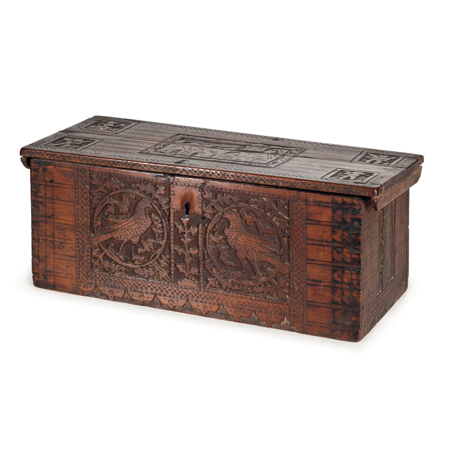 CASSETTA IN LEGNO PATINATO, XVI-XVII SECOLO: ornata da intagli a basso rilievo raffiguranti scene diverse, volatili nel fronte e vasi ai fianchi; difetti, fenditura nel coperchio e nel fondo, restauri, sbeccature e graffi, la chiave mancante Cm 