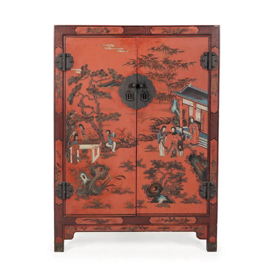 PICCOLO ARMADIO IN LEGNO LACCATO, ARTE ORIENTALE DEL: XX SECOLO decoro con figure entro paesaggi minimi e montature metalliche; difetti, macchie, minori graffi e tracce di sporco, il perno di chiusura mancante, sbeccature, restauri Cm 110X79X38 A SMALL L