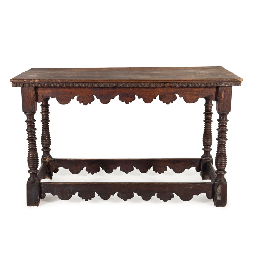 TAVOLO DA CENTRO IN LEGNO DI NOCE, XVIII SECOLO: montanti parzialmente torniti riuniti da traverse merlettate, piano con bordo a dentello; difetti, fenditure nel piano, tracce di tarlo, graffi e macchie, la struttura da consolidare, restauri Cm 79X1