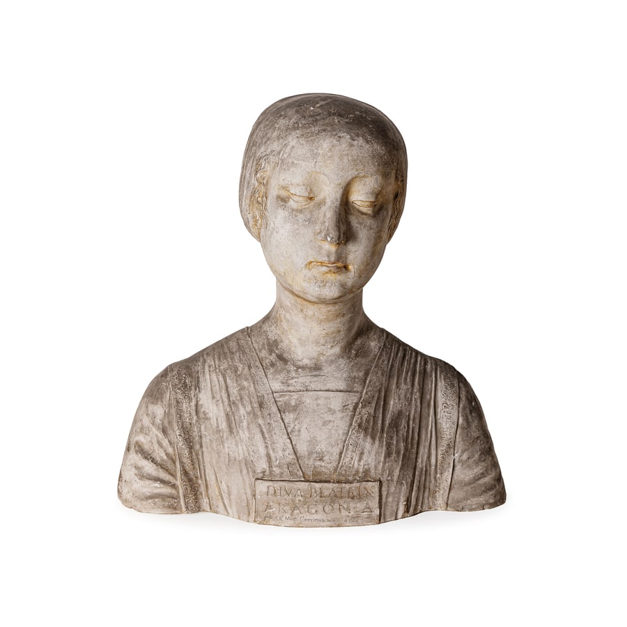 FIGURA IN GESSO, XX SECOLO: raffigurante busto di dama tratta da modelli rinascimentali, iscritta nel fronte DIVA BEATRIX ARAGONA; minori difetti, pochi graffi e sbeccature, tracce di sporco Cm 42X40X23 A PLASTER SCULPTURE,
