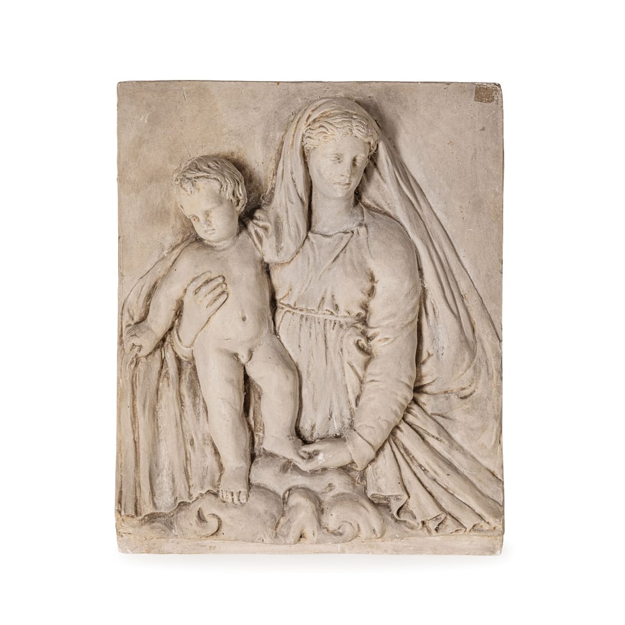 RILIEVO IN GESSO, XIX-XX SECOLO: raffigurante Madonna con bimbo, ispirato a modelli rinascimentali; minori difetti, poche sbeccature e mancanze, tracce di sporco Cm 36,5X30X6 A PLASTER RELIEF, 19TH-20TH CENTURY; MINOR DEFECTS, A FEW