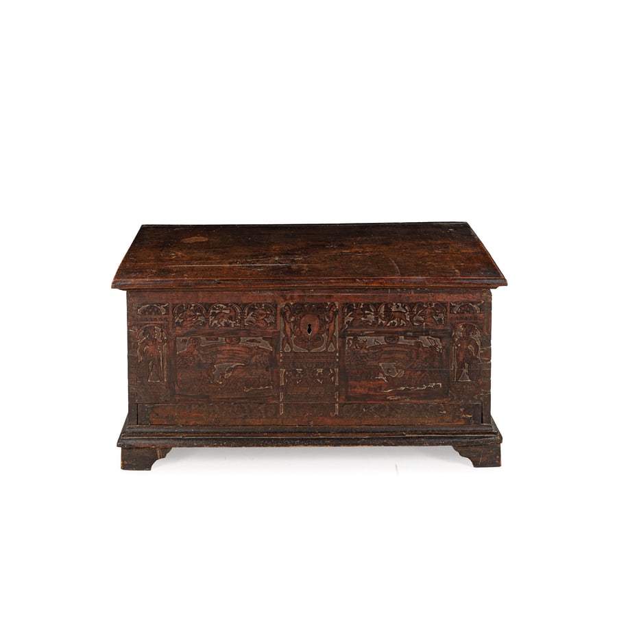 CASSA IN LEGNO DI NOCE INTAGLIATO E PIROGRAFATO, XVII: SECOLO raffigurante i carri del Sole e di Diana con musici e animali stilizzati, il tutto lavorato a bassorilievo, maniglie laterali in ferro battuto; difetti, minori fenditure, poche tracce di tarlo,