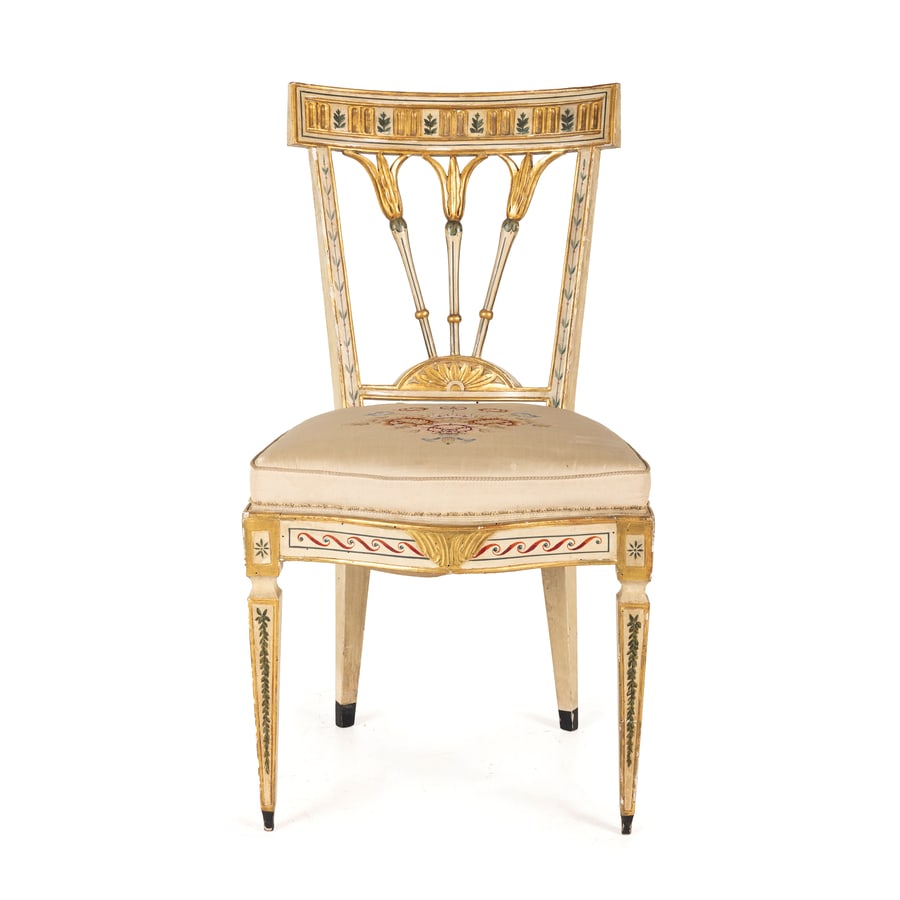 DODICI SEDIE IN LEGNO LACCATO E DORATO, XIX SECOLO: schienale a giorno con elementi fiammanti, decoro policromo con greche e tralci naturalistici, sedute rivestite in tessuto moderno; difetti, alcune rotture e restauri, poche tracce di tarlo, il tessut