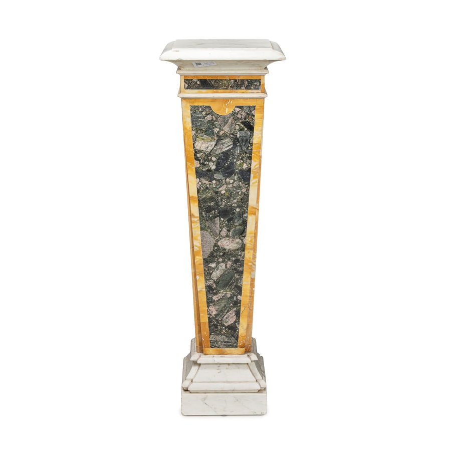 COPPIA DI PILASTRI IN MARMI DIVERSI, XIX-XX SECOLO: in stile classico a sezione rastremata squadrata, base e mensola gradinate; difetti, graffi, alcune sbeccature e mancanze ai bordi, restauri Cm 120X38,5X38,5 A PAIR OF MARBLE PILASTERS, 19TH-20TH CENT