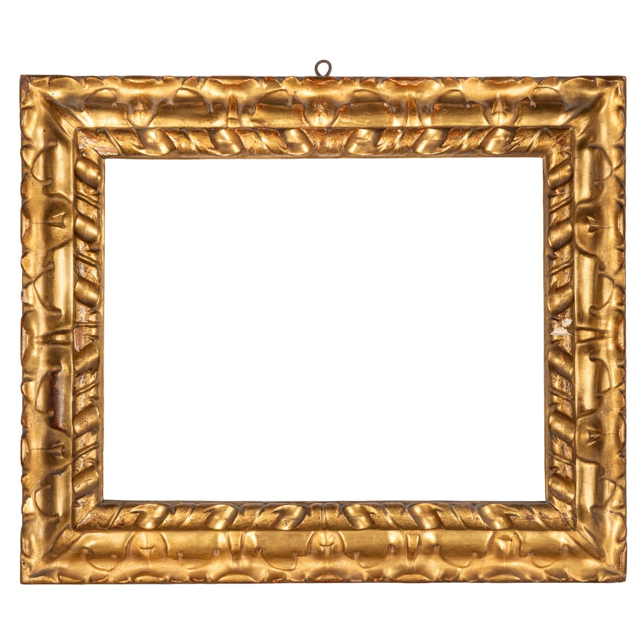 COPPIA DI CORNICI BAROCCHE IN LEGNO INTAGLIATO E: DORATO, XVII SECOLO fitto decoro floreale stilizzato; minori difetti, poche mancanze, restauri, poche tracce di tarlo Cm 53X62,5 (fascia cm 9) Luce, cm 34,5X44,5 Battuta, cm 37X47X2,8 A PAIR OF BAROQU