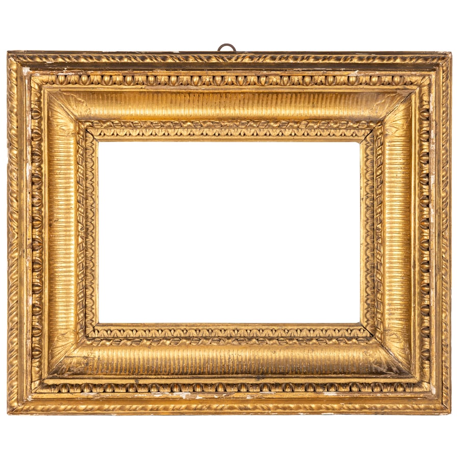 CORNICE IMPERO IN LEGNO DORATO, PRIMA METÀ DEL XIX: SECOLO decoro a palmette continue e nastri intrecciati; minori difetti, poche mancanze nella doratura e restauri con ritocchi a bronzina Cm 34,5X42,5 Luce, cm 17X25 Battuta, cm 18,5X26X2 A GILDED WOOD