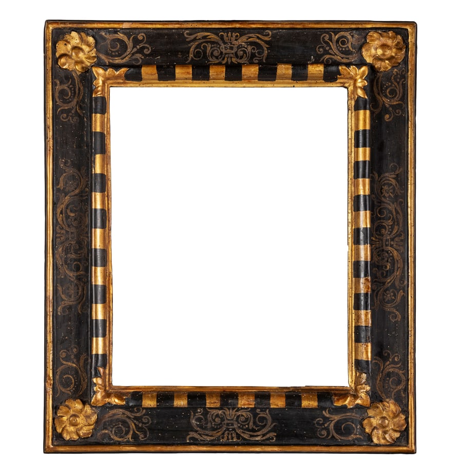 CORNICE IN LEGNO LACCATO E DORATO, XVII SECOLO: fascia a decoro floreale stilizzato e rosette agli angoli; difetti, tracce di tarlo, alcune rotture e mancanze ai bordi, restauri, tasselli di supporto nel retro Cm 71X61 Luce, cm 48X38 Battuta, cm 50