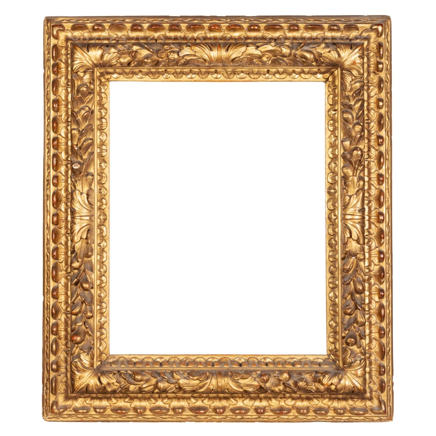 CORNICE BAROCCA IN LEGNO INTAGLIATO E DORATO, XVII: SECOLO con fitto ornato naturalistico a rilievo; difetti, minori sbeccature e mancanze nei fregi e nella doratura, poche tracce di tarlo, restauri Cm 77,5X67X8 (fascia cm 13) Luce, cm 51,5X41 Battuta,