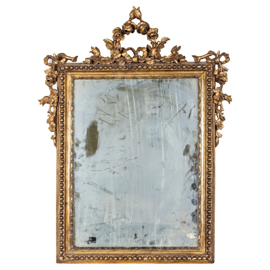 CORNICE IN LEGNO INTAGLIATO E DORATO A MECCA, XVIII: SECOLO montata a specchio e ornata da ricco decoro floreale a rilievo e cimasa traforata; difetti, minori sbeccature e mancanze, il fregio superiore è stato riattaccato, poche tracce di tarlo e r