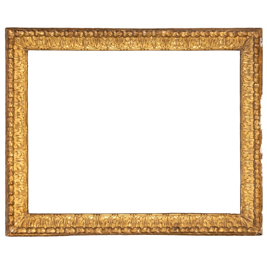 GRANDE CORNICE IN LEGNO INTAGLIATO E DORATO, XIX-XX: SECOLO fascia ornata da ricco decoro stilizzato e traforato, agli angoli mascheroni urlanti applicati; difetti, rotture e mancanza più marcata in un lato, cadute e riprese nella doratura, parti d