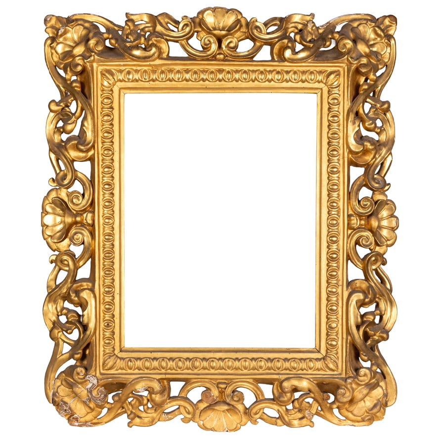 CORNICE BAROCCA IN LEGNO INTAGLIATO E DORATO,: XVII-XVIII SECOLO fascia con fitto ornato a volute traforate con valve e terminali a ricciolo; difetti, rotture e mancanze agli angoli e nei fregi, cadute nella doratura, poche tracce di tarlo, restau