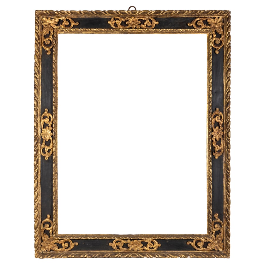 CORNICE IN LEGNO LACCATO E DORATO, XVII SECOLO: ornata da fregi naturalistici traforati e applicati; difetti, cadute e mancanze nella doratura, alcune rotture agli angoli, restauri, poche tracce di tarlo Cm 119X93,5 Luce, cm 97X71,5 Battuta, cm 98,