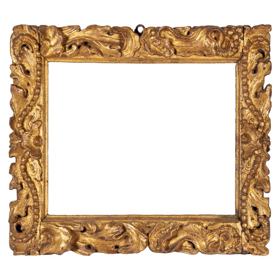 PICCOLA CORNICE IN LEGNO INTAGLIATO E DORATO, XVIII: SECOLO fascia con foglie a voluta ed elementi a perline; minori difetti, poche mancanze nella doratura, minori sbeccature e poche tracce di tarlo Cm 44X50 Luce, cm 29X36 Battuta, cm 31X39 A SMALL CARV