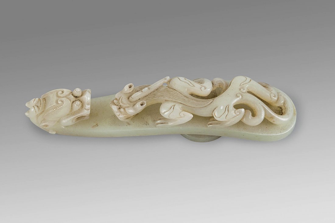 A WHITE JADE “DRAGON” BELT BUCKLE, CINA, 18TH-19TH (1 of 1)